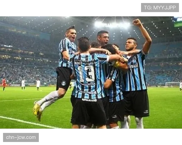 格雷米奥中场三人组空间控制 破坏对手进攻组织的战术执行